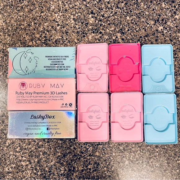 Magnetic Eyelash BundleRuby May & LashyBox 3D 
LashyBox Magnetic Liner - Black - Picture 2 of 4